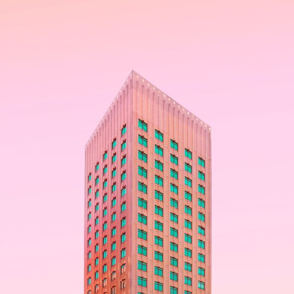 Moderne Architektur vor orangem Himmel